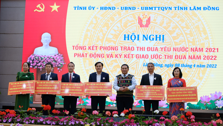 Trao tặng 6 công trình cho tập thể xuất sắc dẫn đầu phong trào thi đua yêu nước tỉnh Lâm Đồng năm 2021