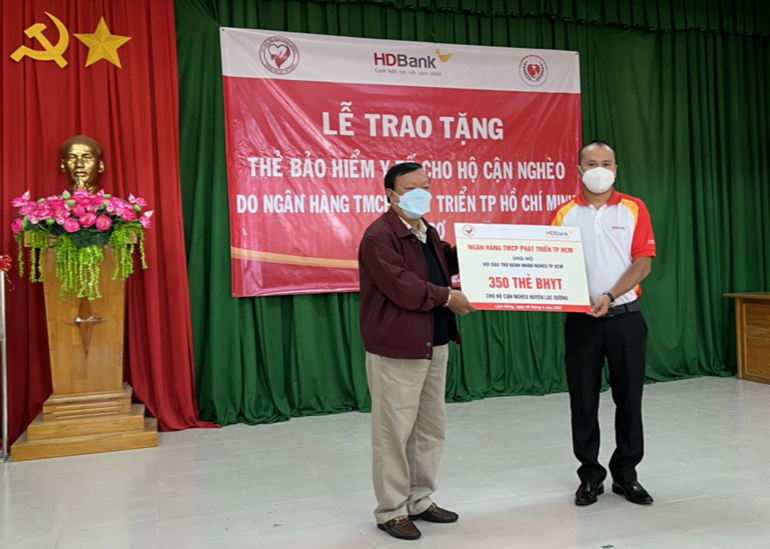 Đại diện HDBank Lâm Đồng ủng hộ 350 thẻ bảo hiểm y tế để trao tặng cho hộ cận nghèo và các gia đình có hoàn cảnh khó khăn huyện Lạc Dương