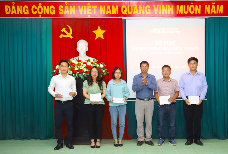 Đồng chí Nghiêm Xuân Đức – Phó Bí thư Thường trực Thành ủy Bảo Lộc khen thưởng các học viên đạt thành tích xuất sắc tại lớp học