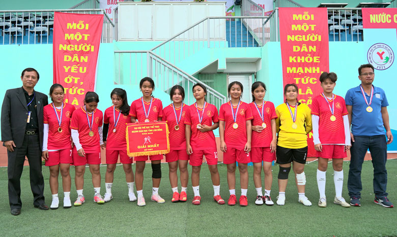 Học sinh Trường Phổ thông dân tộc nội trú THPT tỉnh vừa đoạt giải nhất bóng đá nữ tại Đại hội Thể dục thể thao ngành giáo dục Lâm Đồng năm 2022, được tổ chức 4 năm một lần.
