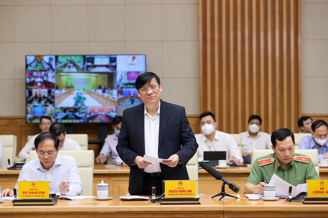 Bộ trưởng Bộ Y tế Nguyễn Thanh Long báo cáo tại phiên họp - Ảnh: VGP/Nhật Bắc