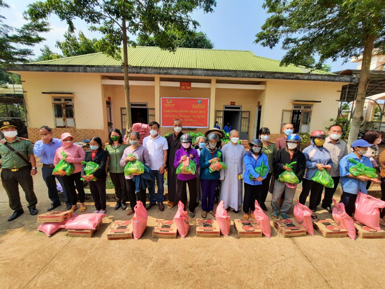Giáo hội Phật giáo Đà Lạt và Công an tỉnh trao quà cho người dân xã Lộc Tân