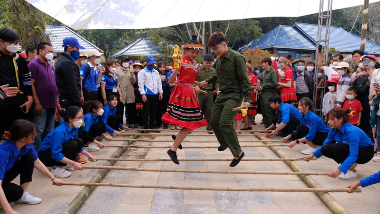 Duyên dáng với các điệu nhảy sạp trong trang phục truyền thống các dân tộc