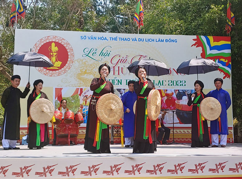 Các liền anh, liền chị Câu lạc bộ quan họ Kinh Bắc tỉnh Lâm Đồng biểu diễn tại Lễ hội