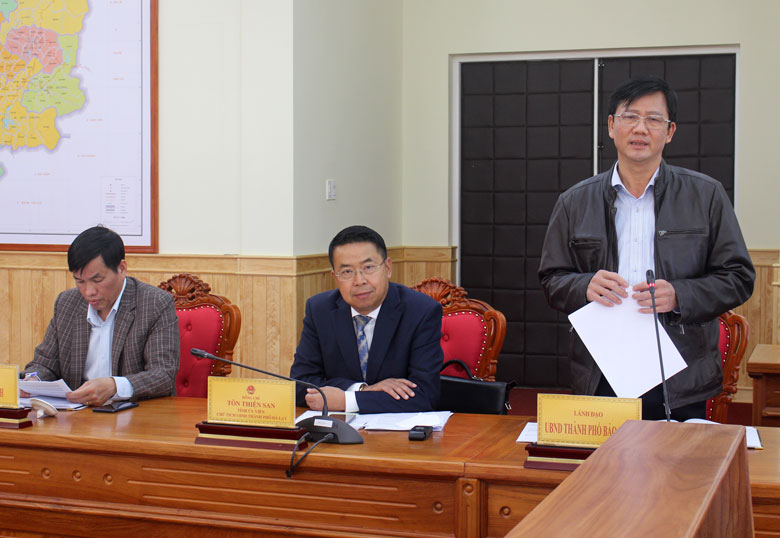 Chủ tịch UBND thành phố Bảo Lộc báo cáo kết quả việc giải quyết khiếu nại, tố cáo, tiếp công dân trên địa bàn với Đoàn Giám sát Quốc hội.