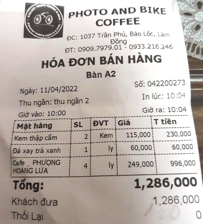 Hóa đơn tính tiền của quán Photo And Bike Coffee với giá 249.000 đồng/ly cà phê “Phượng hoàng lửa”