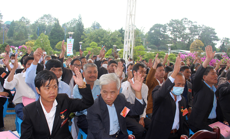 Các đại biểu biểu quyết bầu Ban Chấp hành Hội Sinh vật cảnh tình khóa V và bầu đoàn đi dự Đại hội Hội Sinh vật cảnh Việt Nam