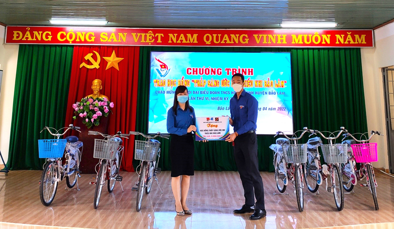 Huyện Đoàn Bảo Lâm tiếp nhận học bổng các nhà tài trợ trao tặng cho học sinh nghèo