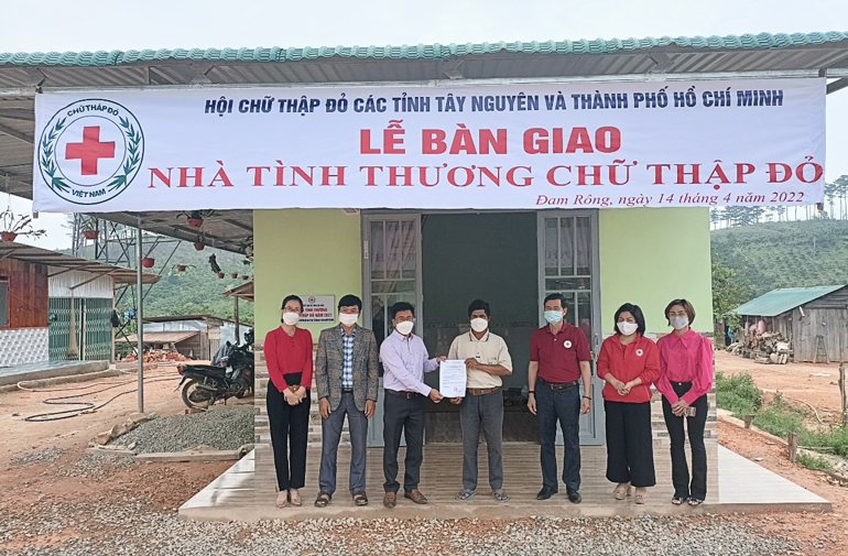 Bàn giao nhà tình thương cho hộ nghèo tại huyện Đam Rông