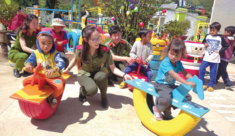 Đoàn Thanh niên Công an tỉnh tặng công trình thanh niên “Sân chơi cho em” cho học sinh Trường Mầm non Đưng K’Nớ, huyện Lạc Dương