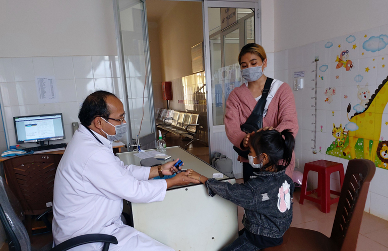 Bác sỹ Trung tâm Y tế huyện Di Linh thăm khám, tư vấn cho bệnh nhân có các triệu chứng hậu Covid-19 
