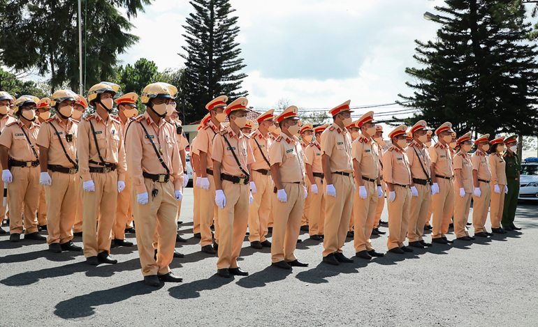 Quang cảnh buổi lễ phát động tại Phòng Cảnh sát Giao thông Công an tỉnh