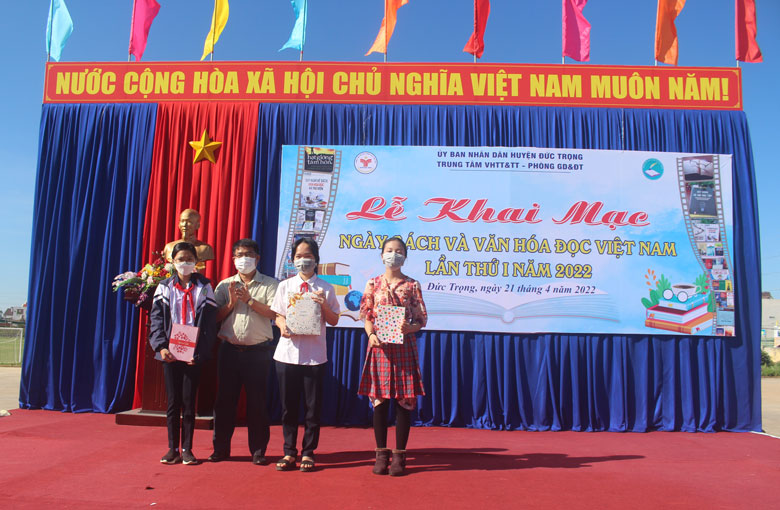 Ông Phạm Viết Thạch – Phó Giám đốc Trung tâm Văn hóa- Thông tin và Thể thao huyện Đức Trọng, trao tặng thẻ bạn đọc miễn phí cho các em học sinh các trường học trên địa bàn