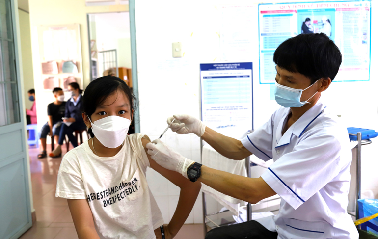 Trạm Y tế Phường 2 (TP Bảo Lộc) triển khai tiêm vắc xin phòng Covid-19 cho trẻ từ đủ 11 tuổi đến dưới 12 tuổi