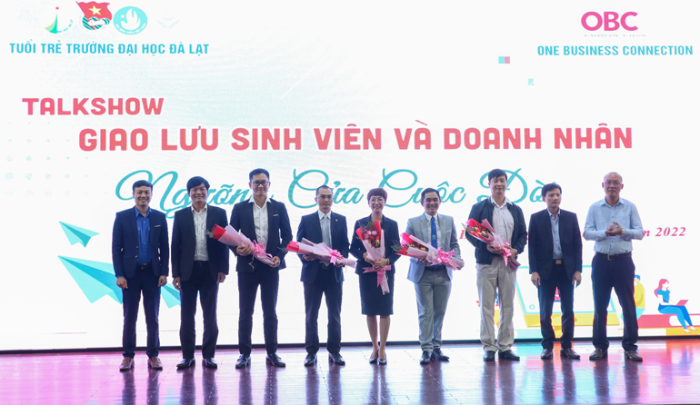 Trường Đại học Đà Lạt tặng hoa cho các diễn giả, doanh nhân tham gia chương trình giao lưu