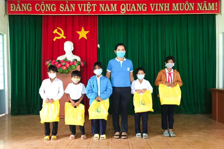 Hội LHPN huyện Đam Rông trao tặng quà cho học sinh có hoàn cảnh khó khăn