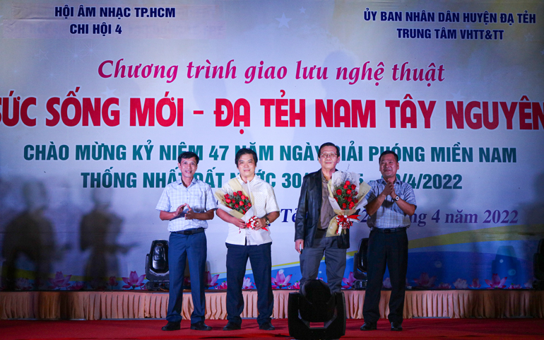 Lãnh đạo huyện Đạ Tẻh tặng hoa cho Chi hội 4 - Hội Âm nhạc TP Hồ Chí Minh