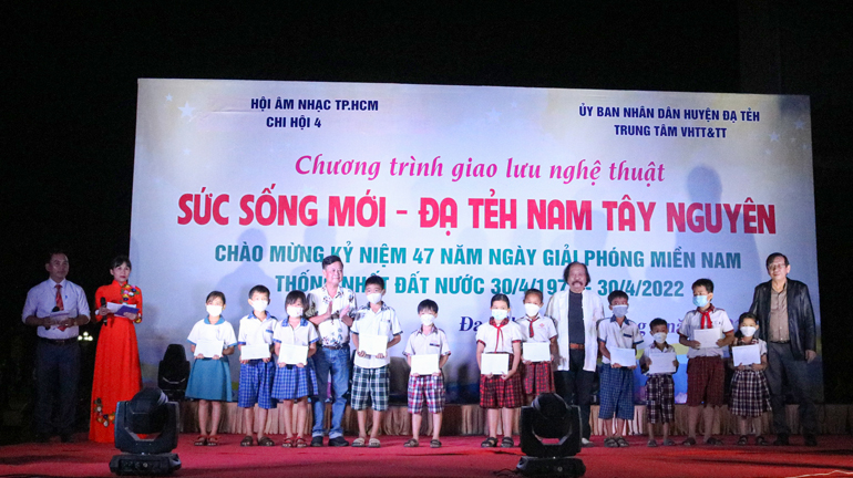 Chi hội 4 – Hội Âm nhạc TP Hồ Chí Minh tặng học bổng cho các em học sinh 
