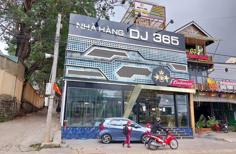 Cơ quan chức năng TP Đà Lạt thông báo rút giấy phép kinh doanh đối với Nhà hàng DJ 365. Hiện, địa điểm kinh này đã treo biển hiệu với tên gọi khác