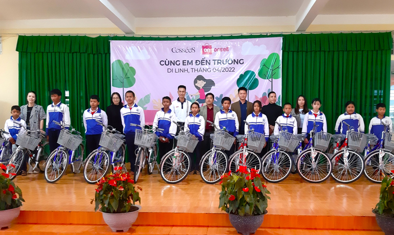 Trao tặng 51 xe đạp cho học sinh khó khăn huyện Di Linh