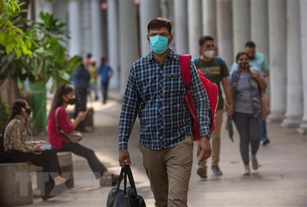 Người dân đeo khẩu trang phòng dịch COVID-19 tại New Delhi, Ấn Độ ngày 22/4/2022.