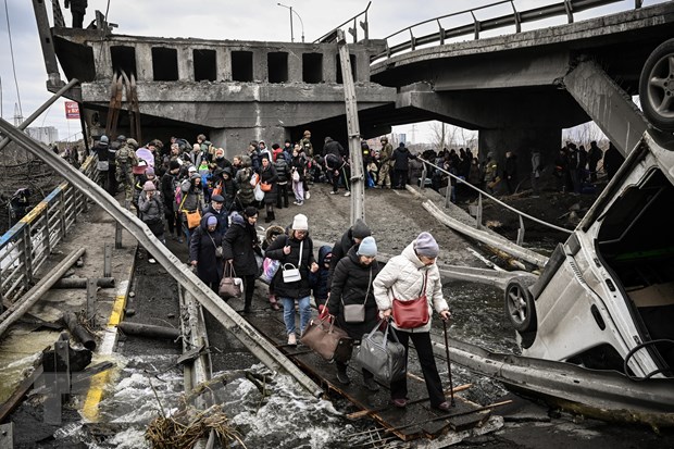 Người dân sơ tán khỏi thành phố Irpin, tây bắc thủ đô Kiev, Ukraine, ngày 5/3/2022.