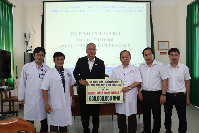 Trao tặng thiết bị y tế cho Bệnh viện Đa khoa Lâm Đồng