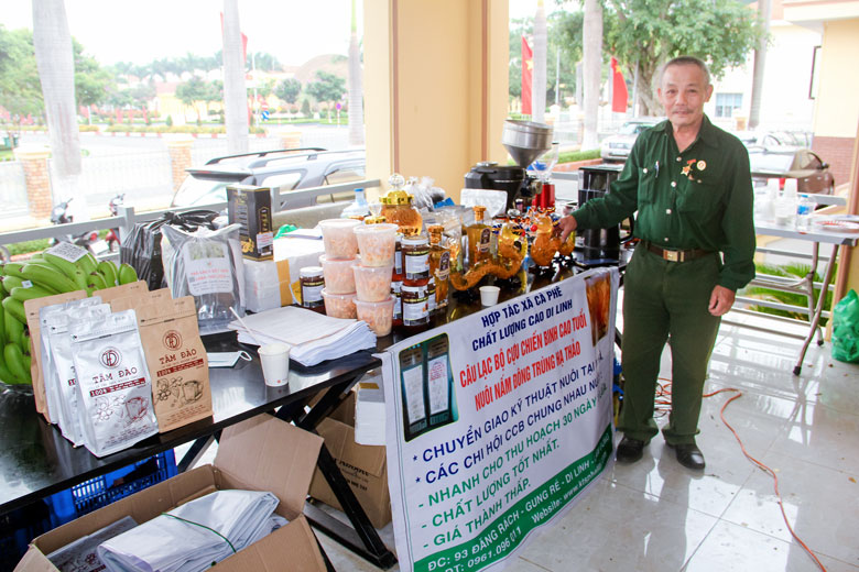 Cựu chiến binh Nguyễn Ngọc Hoàng với các sản phẩm trưng bày sản xuất từ đông trùng hạ thảo
