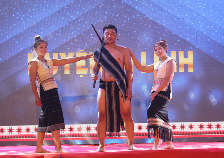 Trình diễn trang phục truyền thống các dân tộc thiểu số Lâm Đồng