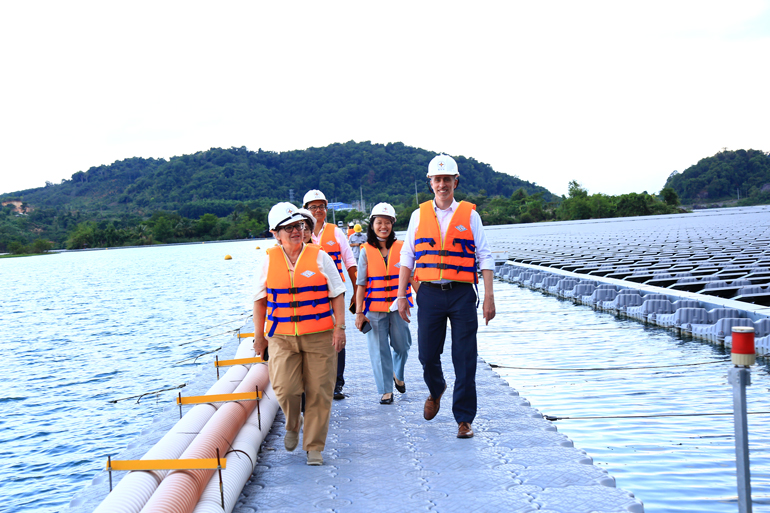 Đoàn công tác ấn tượng với cảnh quang, môi trường sạch đẹp và hiệu quả của Nhà máy điện mặt trời Đa Mi