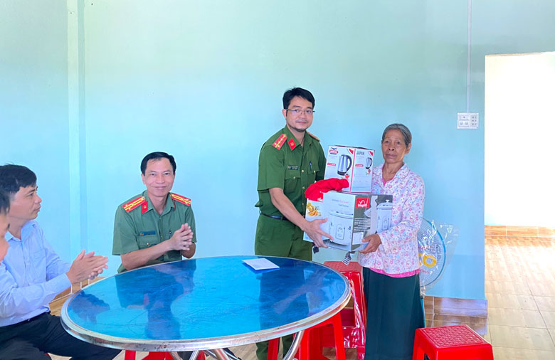 Công an huyện Bảo Lâm trao tặng nhà và quà cho gia đình bà Ka Huânh