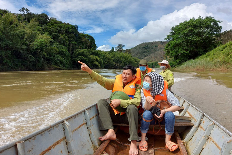 Lực lượng Trạm Kiểm lâm Bến Cầu thuộc Vườn Quốc gia Cát Tiên thực hiện tuần tra, bảo vệ rừng trên sông Đồng Nai