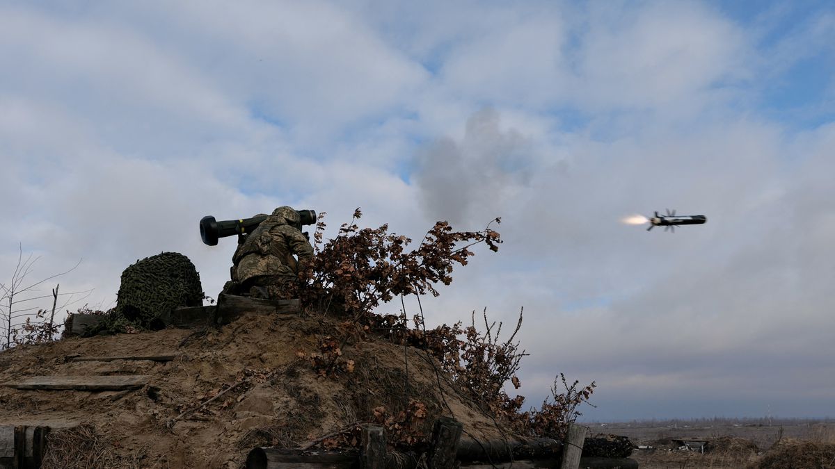 Binh sĩ Ukraine phóng tên lửa chống tăng vác vai Javelin do Mỹ viện trợ