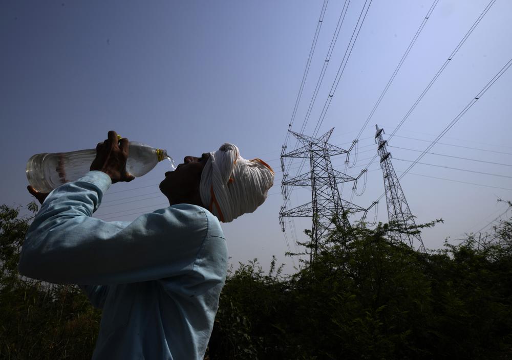 Người đàn ông uống nước giữa đợt nắng nóng khắc nghiệt ở thủ đô New Delhi, Ấn Độ