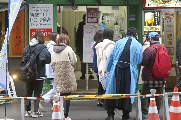 Người dân xếp hàng chờ xét nghiệm COVID-19 tại Tokyo, Nhật Bản.