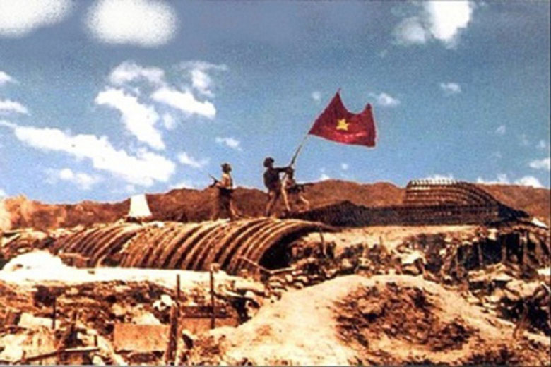 17 giờ 30 phút ngày 7/5/1954, lá cờ "Quyết chiến quyết thắng” của quân đội ta tung bay trên nóc hầm tập đoàn cứ điểm Điện Biên Phủ. Ảnh tư liệu