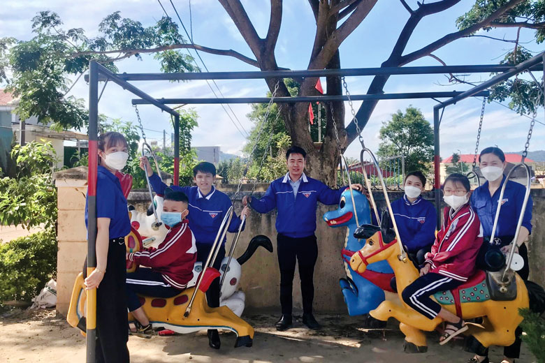 Công trình sân chơi cho trẻ em xã Tu Tra, huyện Đơn Dương