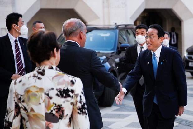 Thủ tướng Nhật Bản Kishida Fumio (phải) tới London (Anh) ngày 5/5/2022