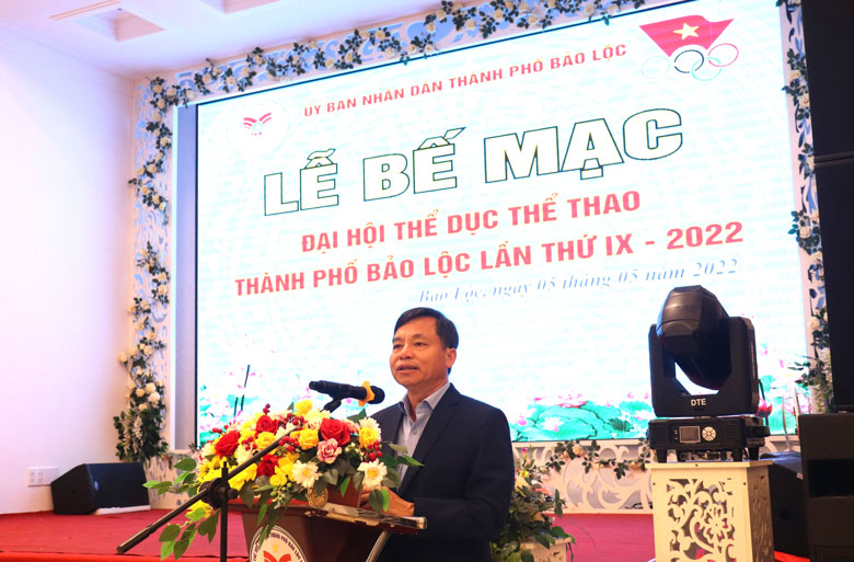 Đồng chí Nguyễn Văn Triệu - Ủy viên Ban Thường vụ Tỉnh ủy, Bí thư Thành ủy Bảo Lộc phát biểu tại lễ bế mạc