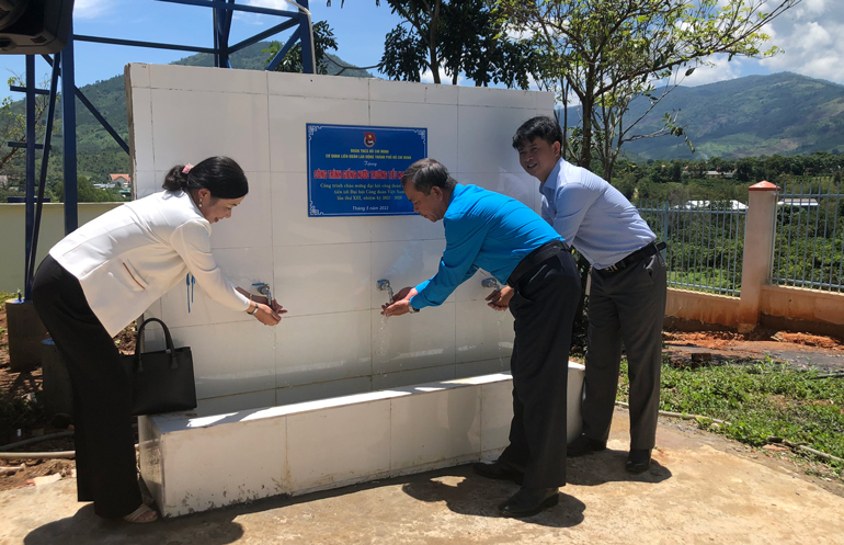 Bàn giao công trình nước sạch cho trường học tại Đam Rông