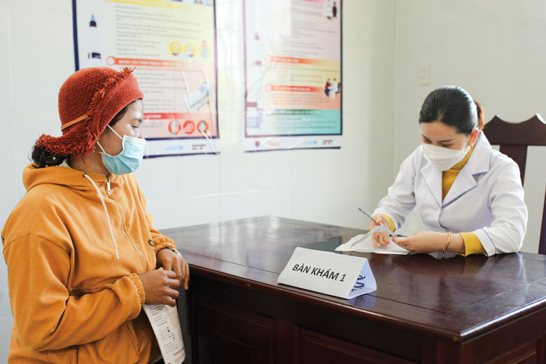 Xã Đạ Tông phối hợp với Câu lạc bộ Thầy thuốc trẻ Lâm Đồng tổ chức khám, chăm sóc sức khỏe và tư vấn sinh sản cho chị em phụ nữ đồng bào DTTS tại địa phương