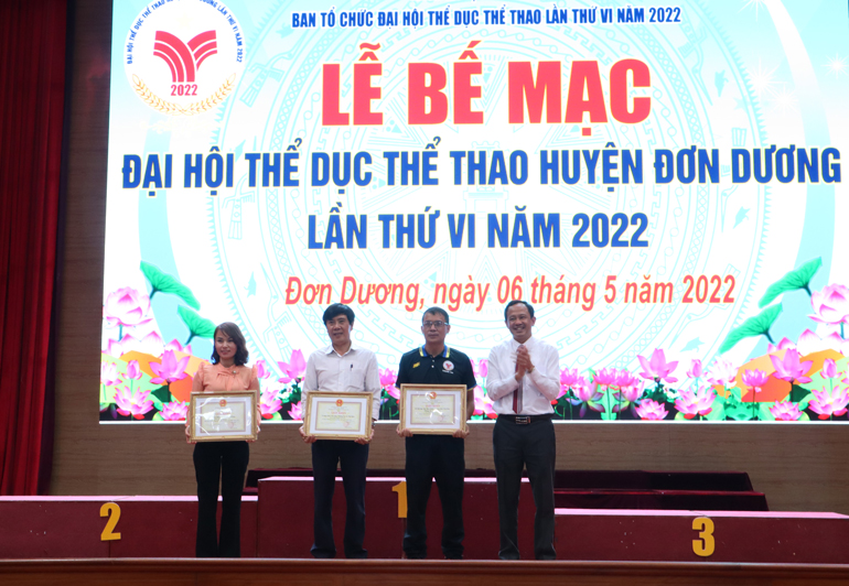 Tặng giấy khen của Chủ tịch UBND huyện Đơn Dương cho các cá nhân và tập có thành tích xuất sắc trong công tác tham mưu, chỉ đạo và tổ chức thành công Đại hội Thể dục Thể thao cấp huyện
