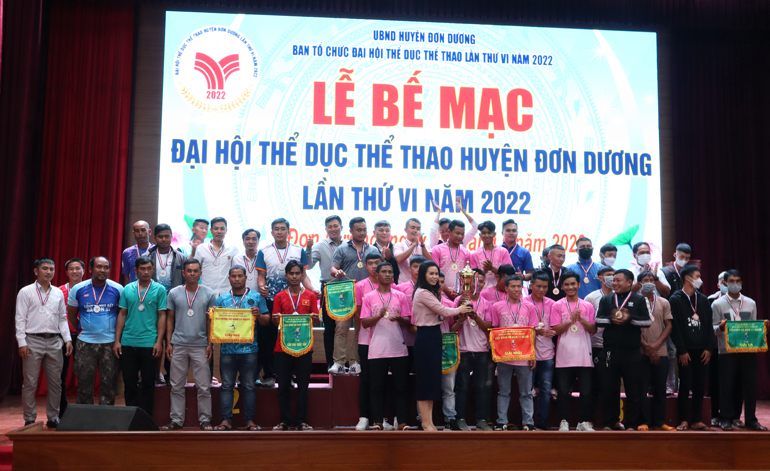 Đồng chí Đinh Thị Mai – Phó Bí thư thường trực huyện ủy Đơn Dương trao giải cho nội dung bóng đá nam