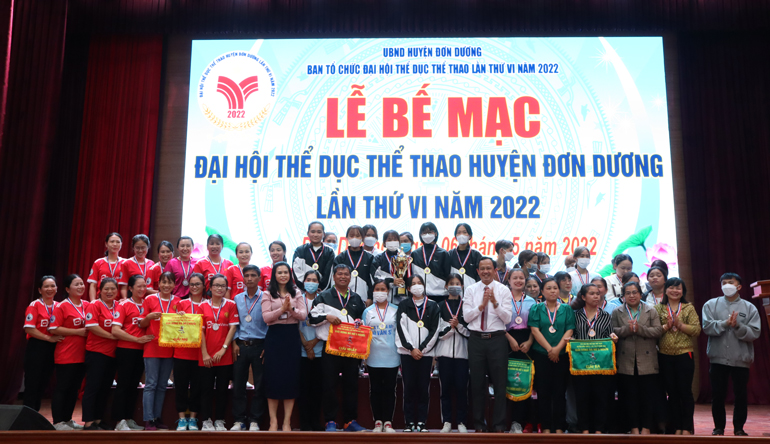 Đồng chí Trương Văn Tùng –Bí thư Huyện ủy, Chủ tịch HĐND và đồng chí Đinh Thị Mai – Phó Bí thư thường trực huyện ủy Đơn Dương trao giải cho nội dung bóng đá nữ