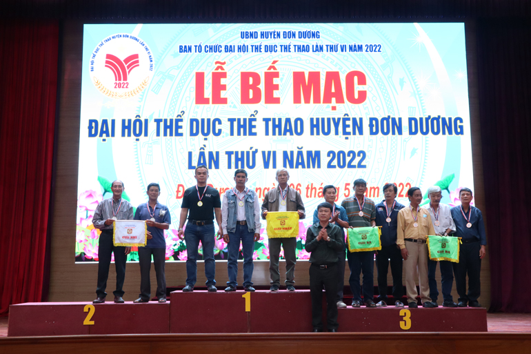 Đồng chí Trần Hùng Dũng –Phó Chủ tịch UBND huyện Đơn Dương trao giải cho nội dung cờ tướng