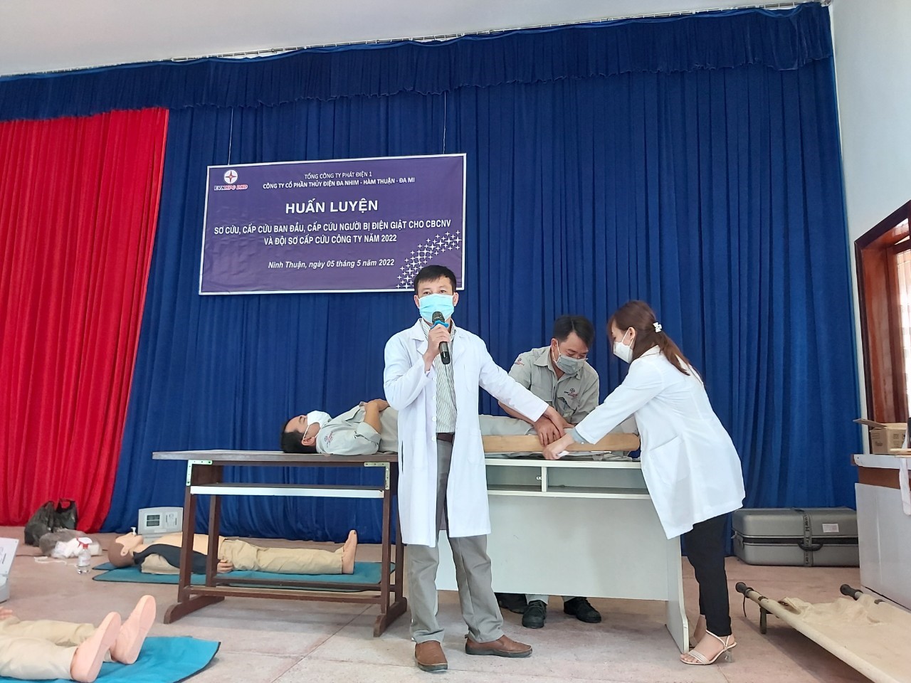 Cán bộ đến từ Trung tâm Kiểm soát Bệnh tật tỉnh Lâm Đồng hướng dẫn thực hành sơ cứu nạn nhân bị gãy chân