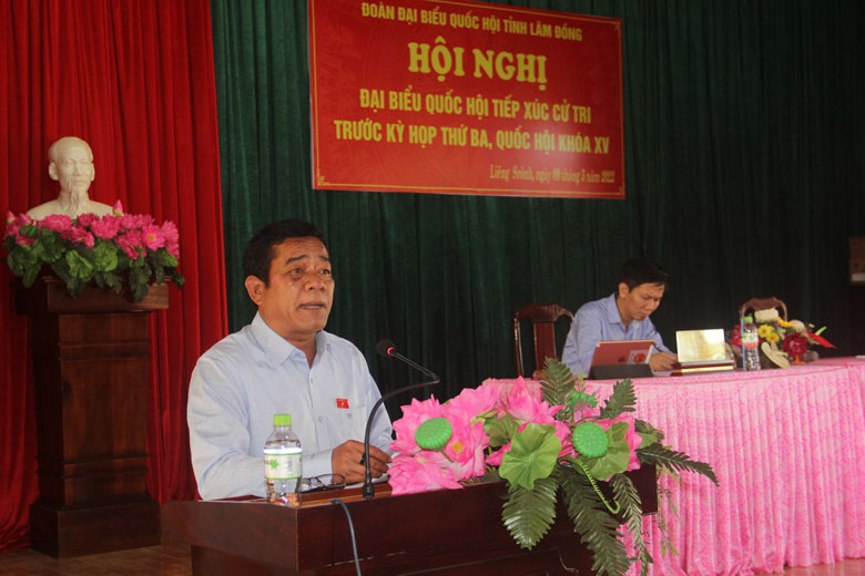 Ông K'Nhiễu thông tin đến cử tri địa phương dự kiến nội dung chủ yếu của Kỳ họp thứ 3, Quốc hội khóa XV; khái quát về tình hình kinh tế - xã hội Quý I năm 2022 của cả nước và 4 tháng đầu năm của tỉnh Lâm Đồng
