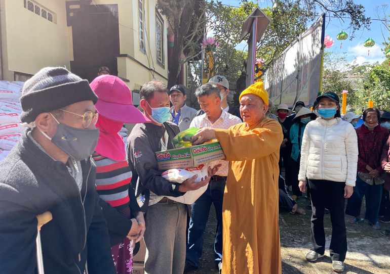 Ban Trị sự Phật giáo tỉnh Lâm Đồng trao 300 phần quà cho bà con hộ nghèo