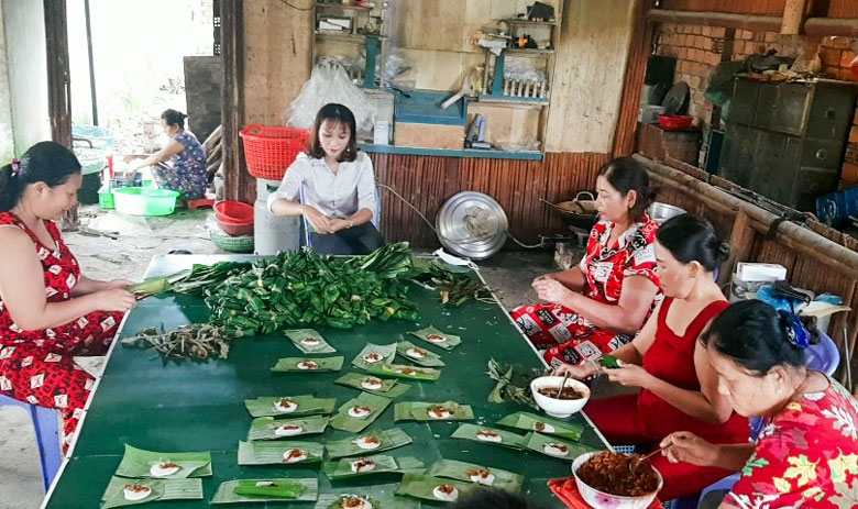 Từ việc sản xuất các loại bánh Huế đã nâng cao thu nhập, ổn định cuộc sống cho hội viên phụ nữ xã Đạ Lây.