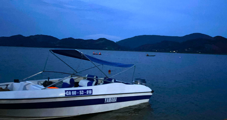 Lực lượng cứu hộ nỗ lực tìm kiếm 2 nạn nhân người huyện Bảo Lâm bị lật xuồng mất tích trên hồ Đa Tôn (xã Thanh Sơn, huyện Tân Phú)